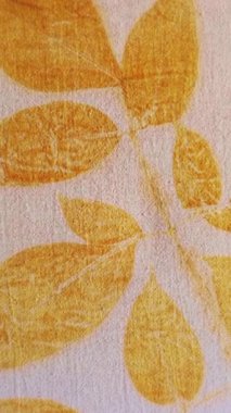 Özet ve Arkaplan Serisi: Kumaşta sarı yaprak deseni. Kahverengi yaprak desenli kumaş dokusu. Yaprak desenli duvar kağıdı.