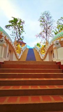 Chiang Mai Serisi: Chiang Mai ilindeki Wat Sri Soda 'ya çıkan Naga merdivenleri. Tayland sanatıyla dekore edilmiş merdivenler..