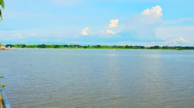 Phayao Serisi: Kwan Phayao Gölü 'nün zamanlaması ve açık havada karışık dağ manzarası. Phayao Eyaleti 'nde önemli turistik yerler. Gölün Panoraması. 