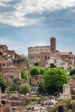 Forum romanum with coliseum in Rome, by Pascal Kehl
