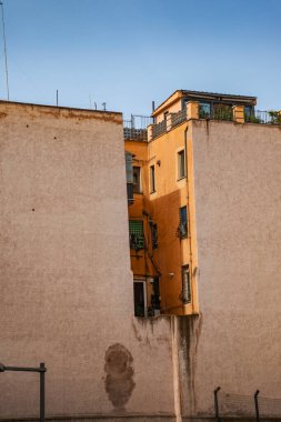 Broken facade in the sunlight in Rome, by Pascal Kehl