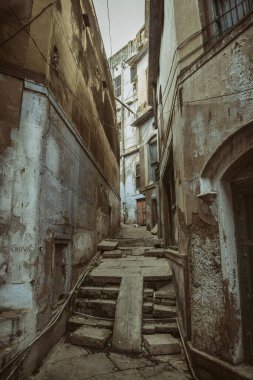 Narrow alley in Varanasi, India, by Pascal Kehl