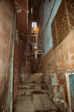 Narrow alley in Varanasi, India, by Pascal Kehl