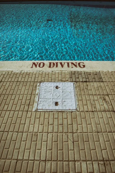 Old swimming pool in a hotel in India, by Pascal Kehl