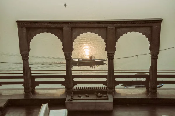Reflexão Sol Manhã Rio Ganges Através Arco Varanasi Índia Por Fotos De Bancos De Imagens