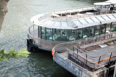 Seine Nehri 'nde yüzen restoran. Yüksek kalite fotoğraf