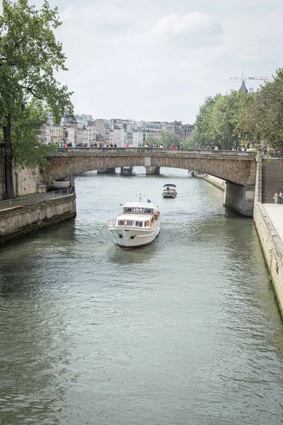 塞纳河的船巴黎 从桥上 在圣母院附近高质量的照片 — 图库照片