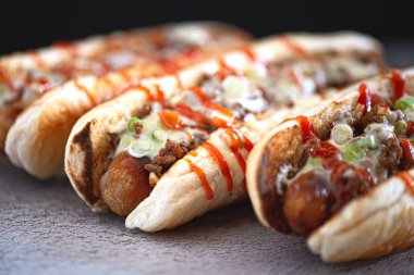 Sosisli sandviç, taze soğan ve ketçap. Yüksek kalite fotoğraf