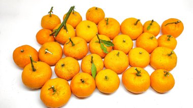 Santang portakalları beyaz arkaplanda izole edilmiş