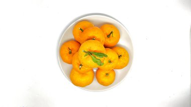 Turuncu Santang, izole edilmiş beyaz arka planda bir tabakta servis edilir.