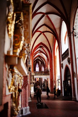 Şehrin merkezindeki kutsal üçlünün kilisesi en güzel yer.