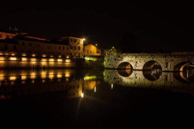 Eski şehrin gece manzarası.