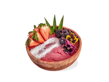 Acai kasesi. Çilek, böğürtlen, kivi meyvesi ve gri beton arka planda tahıl gevreği içeren yaz acai smoothie kaseleri. Meyve ve gevrekli kahvaltı kasesi, yakın plan..