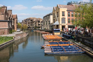 Cambridge şehir merkezindeki Cam nehrinin manzarasına bakın. Tipik turistik turlar için gondol tekneleri.