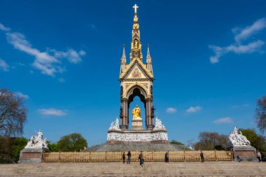 Albert Anıtı, Kensington Gardens, Londra 'daki Royal Albert Hall' un tam kuzeyinde, Kraliçe Victoria tarafından 1861 'de ölen kocası Prens Albert' in anısına yaptırılmıştır..