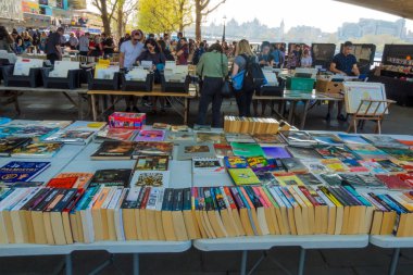 Waterloo Köprüsü 'nün altında kullanılmış kitap pazarı, South Bank, Londra, İngiltere.