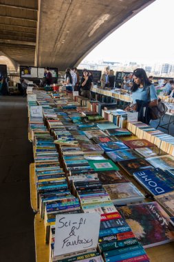 Waterloo Köprüsü 'nün altındaki South Bank Kitap Pazarı, Londra