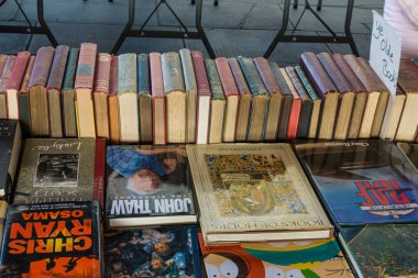 Waterloo Köprüsü 'nün altındaki South Bank Kitap Pazarı, Londra