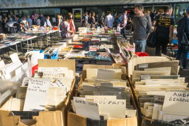 Waterloo Köprüsü 'nün altındaki South Bank Kitap Pazarı, Londra