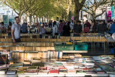Waterloo Köprüsü 'nün altındaki South Bank Kitap Pazarı, Londra
