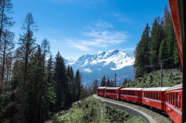 İsviçre dağlarında tren yolculuğu
