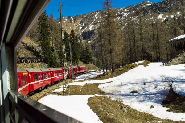 휘몰아치는 산에서 열차를 — 스톡 사진