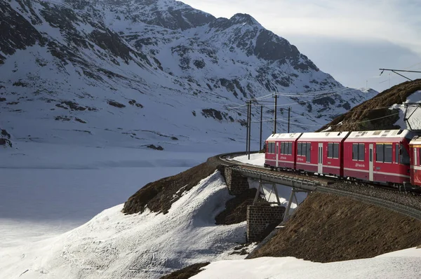 Przejazd Pociągiem Szwajcarskich Górach — Zdjęcie stockowe
