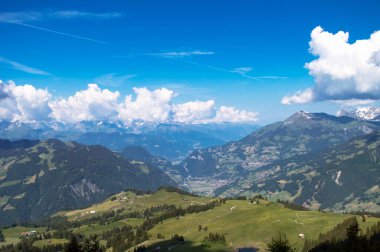 Büyüleyici İsviçre Dağ Macerası: Karlı Tepeleri keşfedin, Heyecanı kucaklayın ve Unutulmaz Anılar Yaratın
