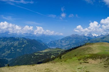 Büyüleyici İsviçre Dağ Macerası: Karlı Tepeleri keşfedin, Heyecanı kucaklayın ve Unutulmaz Anılar Yaratın