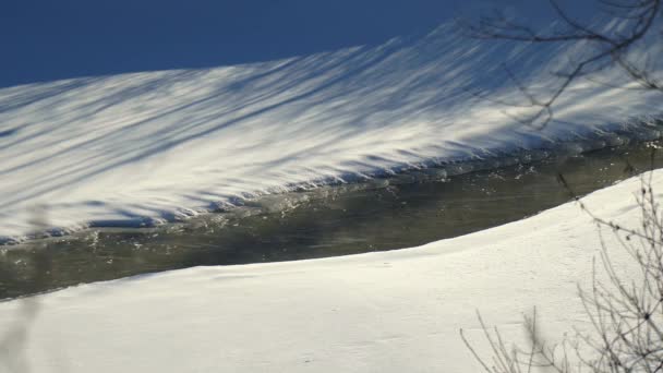 Frozen River Water Running Northern Ontario Sunny Winter Afternoon — Vídeos de Stock