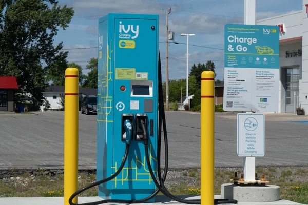 ニューリスト オンタリオ州カナダ 8月2 2022 ホリデーイン スイーツモーテルのアイビー電気自動車充電器 — ストック写真