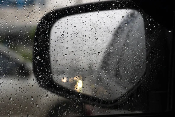 Kropla Deszczu Szybę Samochodu Zamazane Lusterko Światłem Przednich Świateł Samochodu — Zdjęcie stockowe