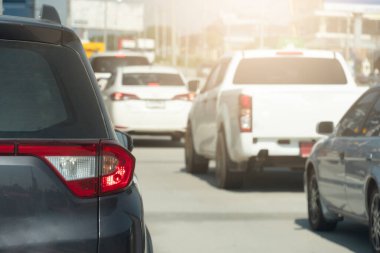 Aile arabasının arka tarafı asfalt yolda gri renkte. İş zamanı ya da seyahat zamanı. İş çıkış saatinde trafik sıkışıklığı. Şehirdeki çevre.