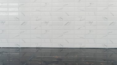 Parlak siyah desenli fayansların soyut arkaplanı. Beyaz karo renginde bulanık.