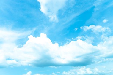 Berrak mavi gökyüzünün soyut bulutları rüzgarda sallanıyor. Gökyüzünün arka plan yapısı.