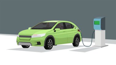 İstasyonda elektrikli araba yeşili şarj oluyor. Önden arabaların görüntüsü. Arka tarafta enerji yakıt ikmali noktası var. Hizmet noktasında enerji dolumları da mevcuttur.