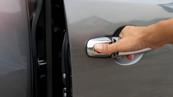 Χέρι Του Οδηγού Τραβάει Την Πόρτα Του Αυτοκινήτου Γκρι Πολυτελές — Φωτογραφία Αρχείου