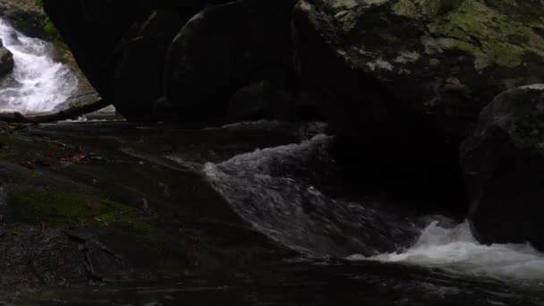Strumień Wody Spływa Przez Wielki Skalisty Rowek Wodospad Lesie Deszczowym — Wideo stockowe