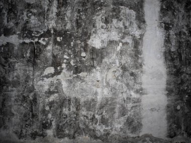 Çimento alçı yüzeyinin üstünde eski siyah bir leke var. Arkaplan ve doku için.