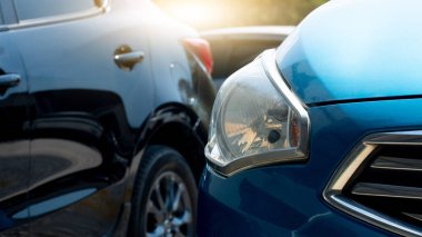 Otoparktaki mavi arabanın önünü mü yoksa gündüzleri diğer arabalarla yoldaki trafik sıkışıklığını mı?.