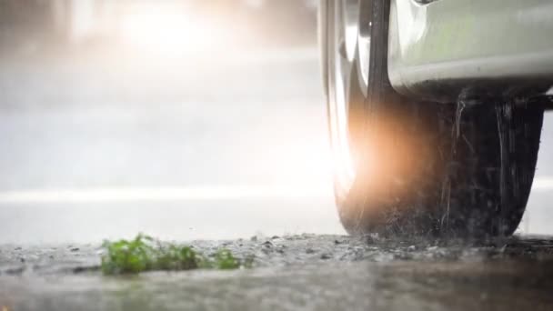 Alváz Elmosódva Láthatja Kereket Gumiabroncsokat Esős Idők Környezete Fehér Autó — Stock videók