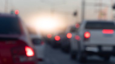 Yoldaki araba soyut ve bulanık. Seyahat ya da iş için yoğun saatlerde. Birçok arabanın bulanık olduğu trafik sıkışıklığı ortamı.