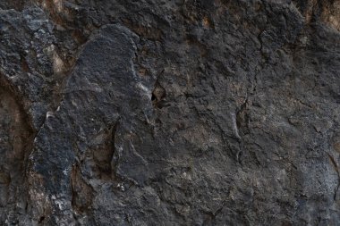 Taş zemin eşsiz pürüzlü bir yüzeye ve koyu renge sahiptir. Arkaplan ve doku için.