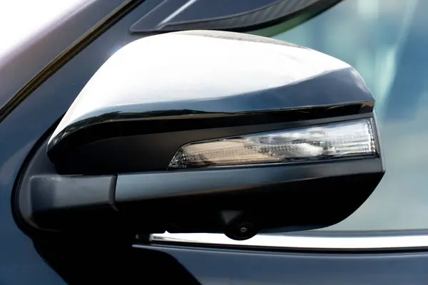 Κοντινό Πλάνο Της Πτέρυγας Καθρέφτη Ενός Σύγχρονου Μαύρου Αυτοκινήτου Φως — Φωτογραφία Αρχείου