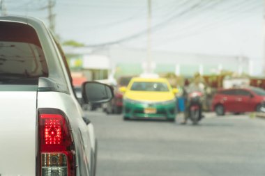 Asfalt yollarda fren lambasını yakan pikap vagonun arka tarafında. Seyahat ya da iş için yoğun saatlerde. Trafik ışıklarının kontrol ettiği yolun karşısında birçok arabanın bulunduğu bir trafik sıkışıklığı ortamı