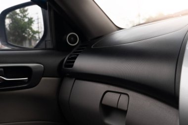 Yolcunun önünde modern araba iç çekmecesi. Arabanın içinden, arabanın koyu tonunu izle..