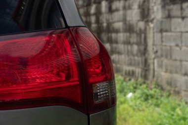 Lüks kırmızı arka farlar. Eski tuğla duvarların arkaplan resmi.