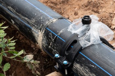 Yüksek yoğunluklu polietilen borusu. İhracat için su borusu bağlantısı. Su boruları yerin altına gömülü..