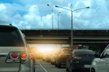 Trafik ışığı kontrolüyle kavşakta duraklama lüksüne sahip. Aydınlık bir dönemde taşralarda seyahat etmek. Işık frenini aç. Beton köprü seviyesi kavşağı.