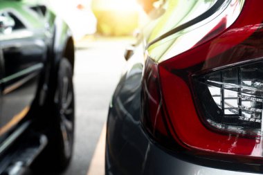 Arabanın arka tarafı stop lambasını kapat. Otoparka park etmiş arabalar. Arka plan bulanık. Araba yolun karşısına park edilmiş..